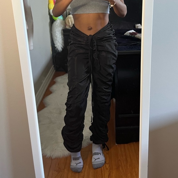 Petite black ruched cargo pants - Picture 2 of 6